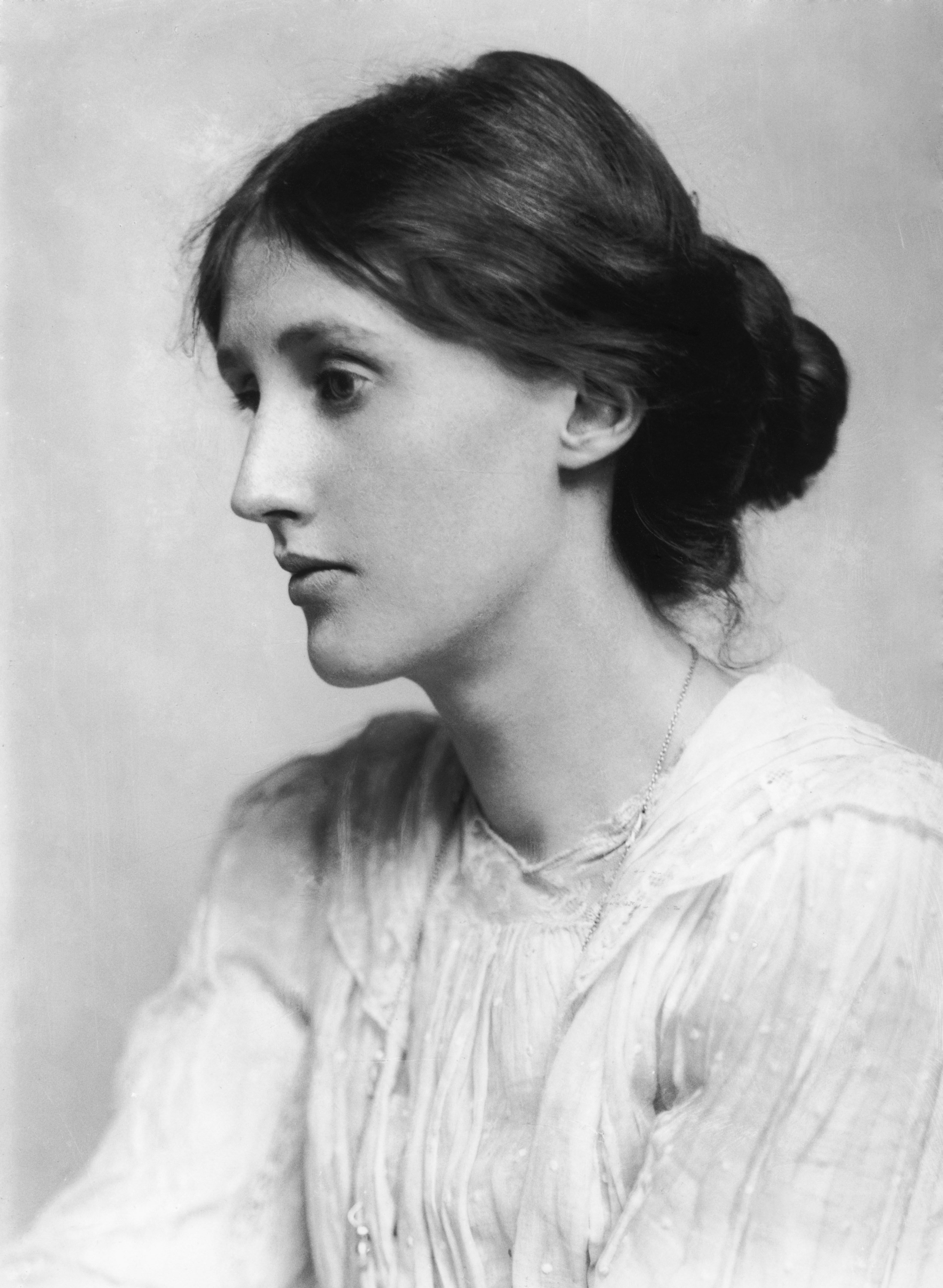 Bring No Clothes,” Said Virginia Woolf—But a New Exhibition Looks at  Bloomsbury's Fashion Influence