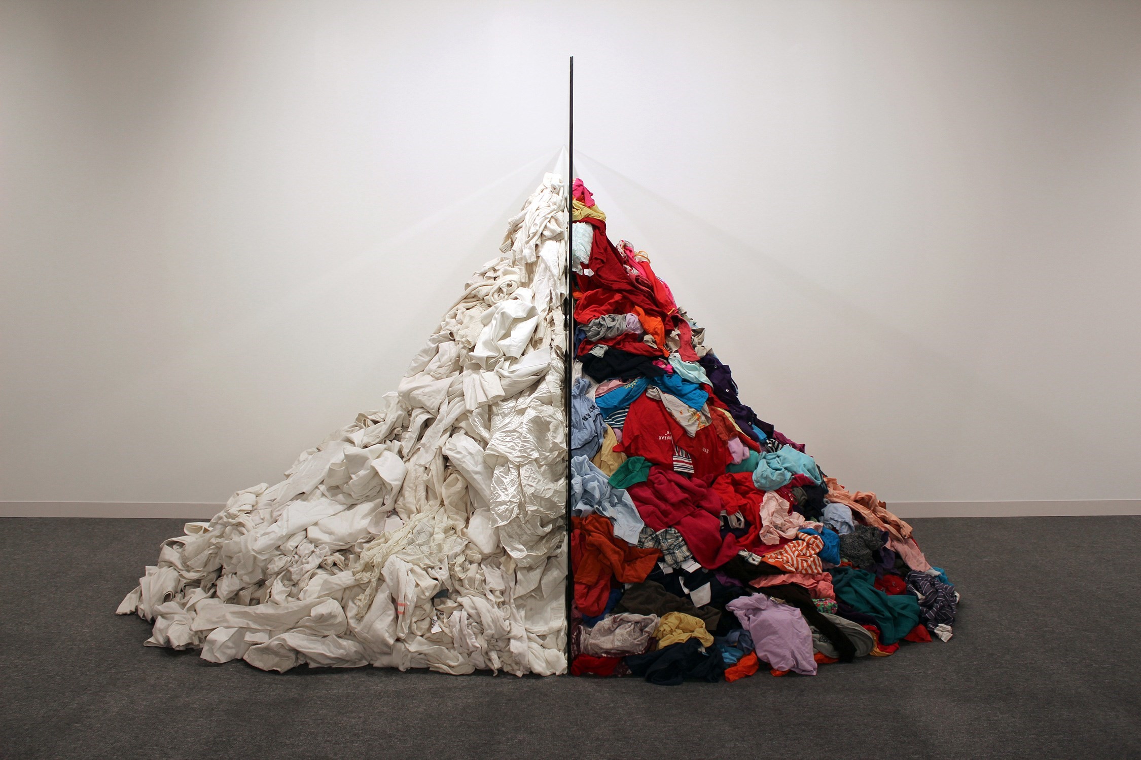 Michelangelo Pistoletto, Scaffali - contenitori in plastica, 2015