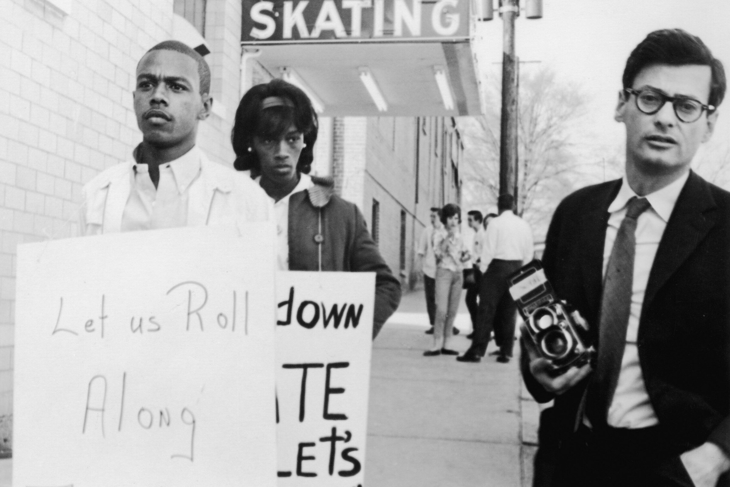 Richard-Avedon-photographing-SNCC-demonstrators,-M