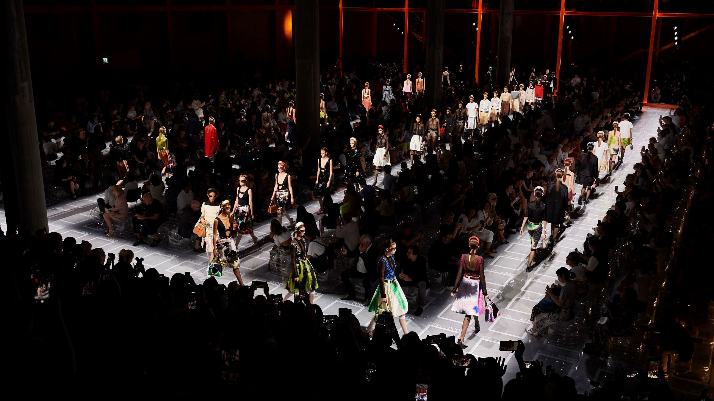 Prada Donna SS19_Final Parade 01