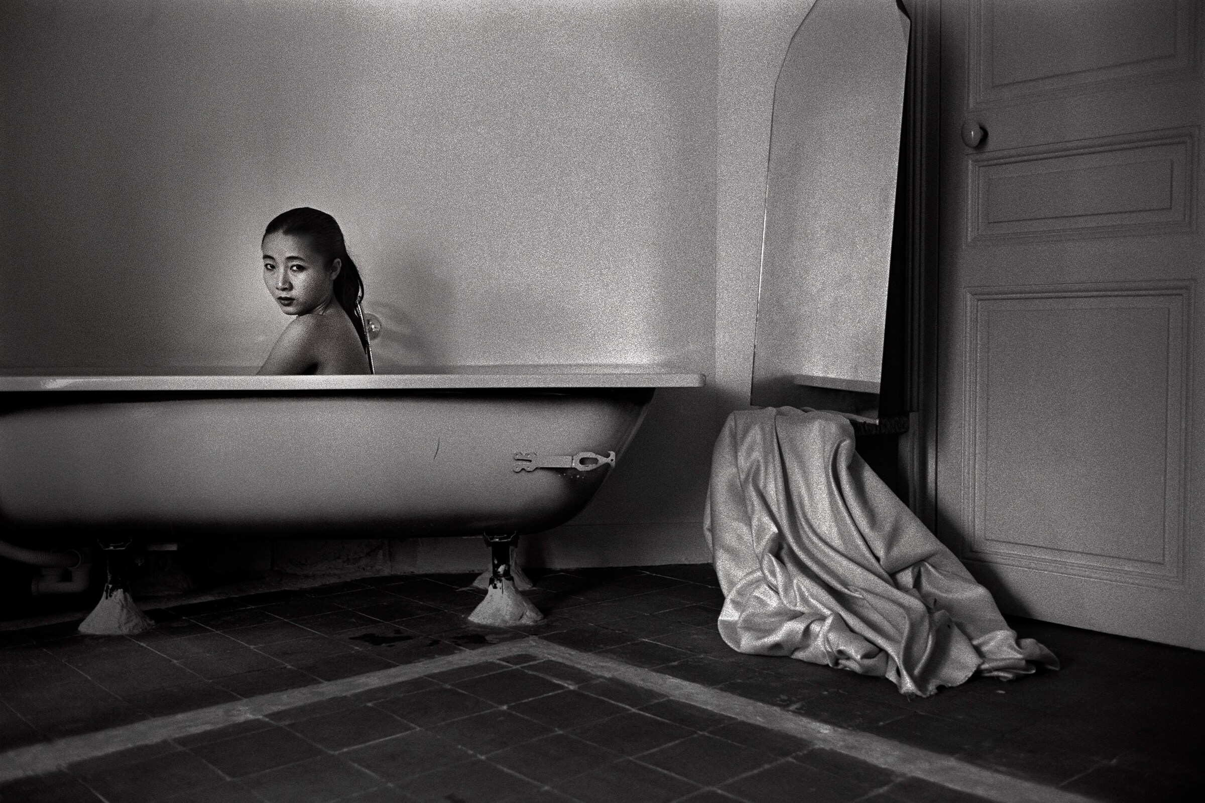 Hu Yuanli sitting in the bath tub, Paris, 1992