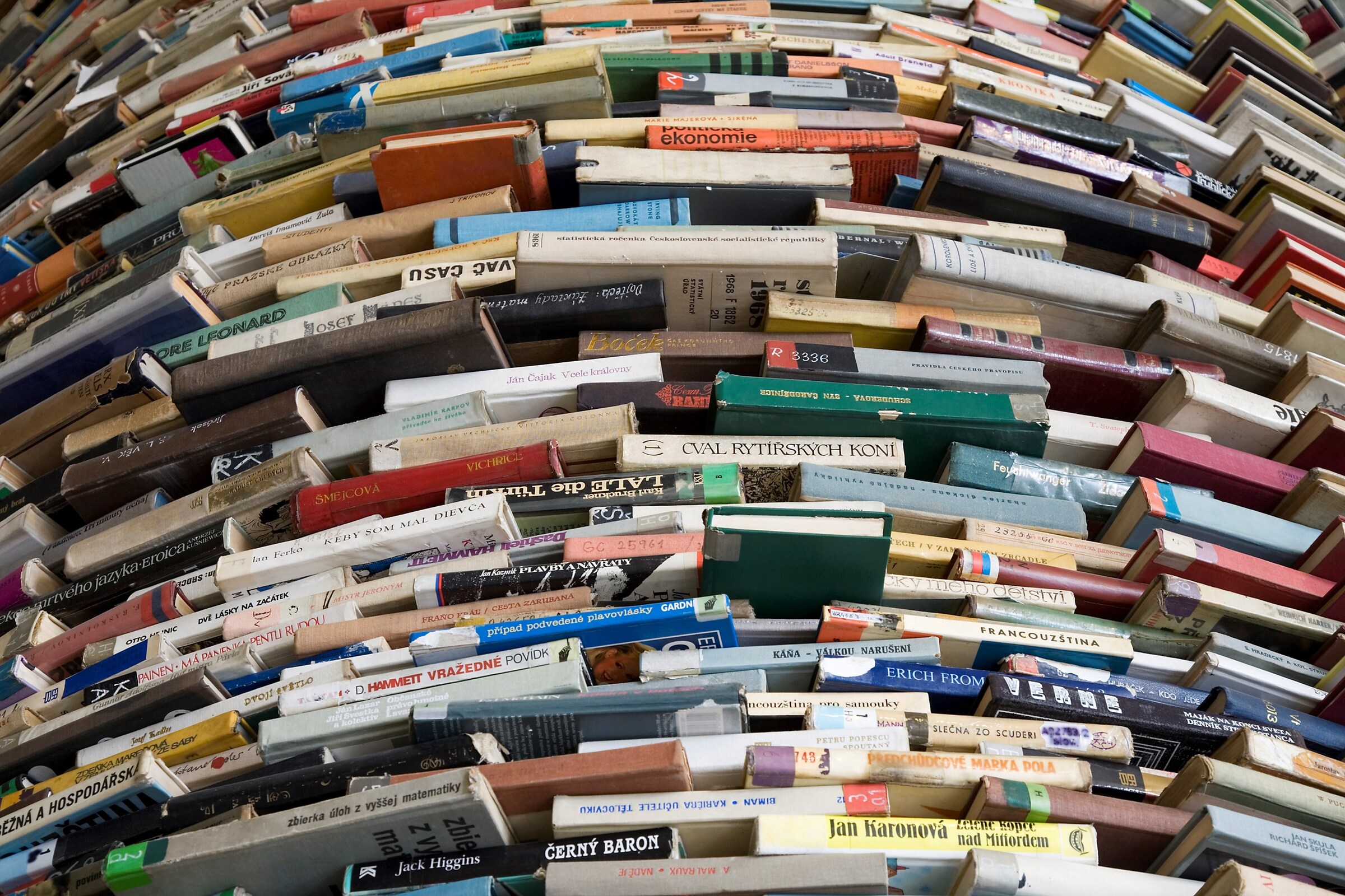 A_tower_of_used_books_-_8444
