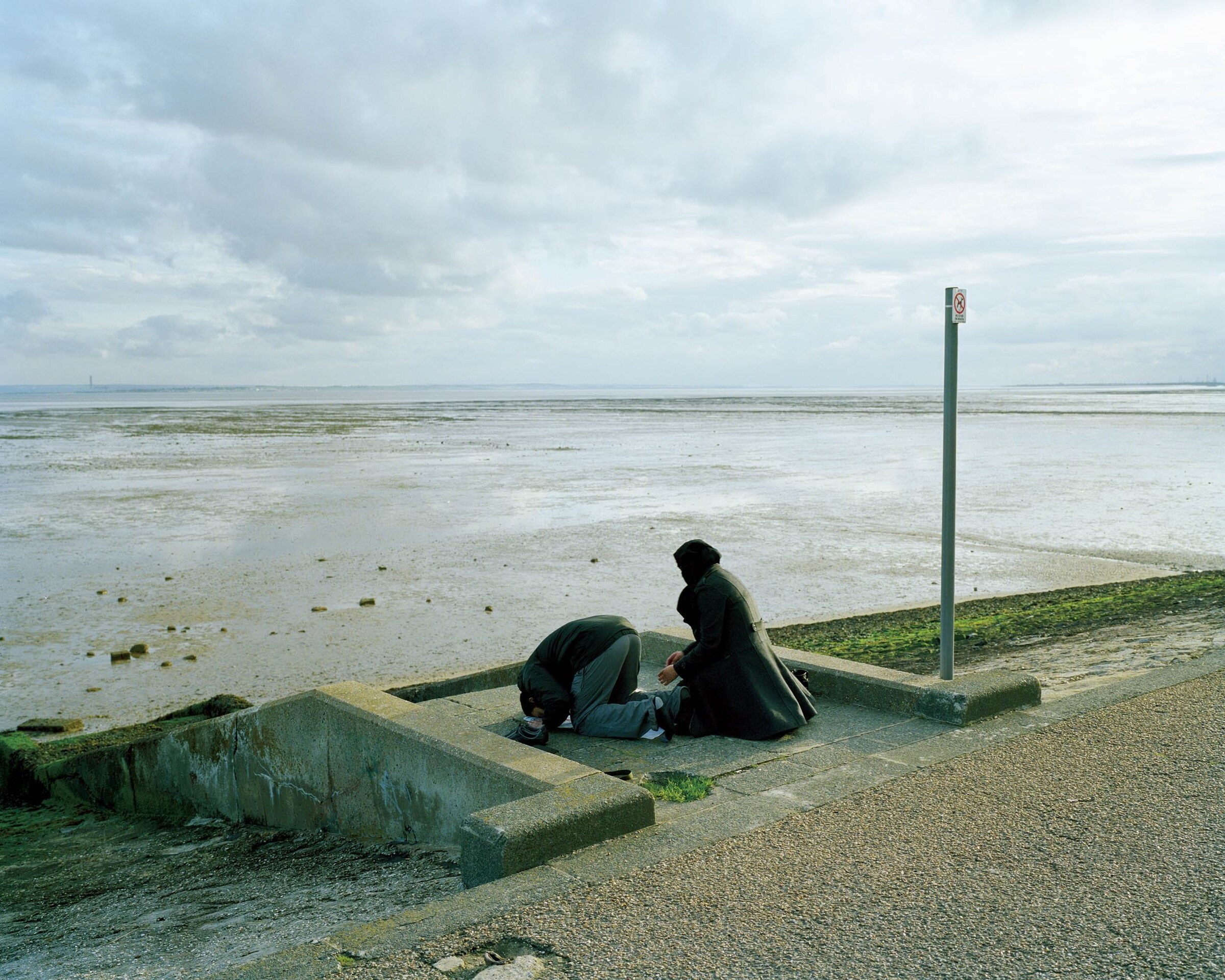 Chloe_Dewe_Mathews_Thames_Log_13