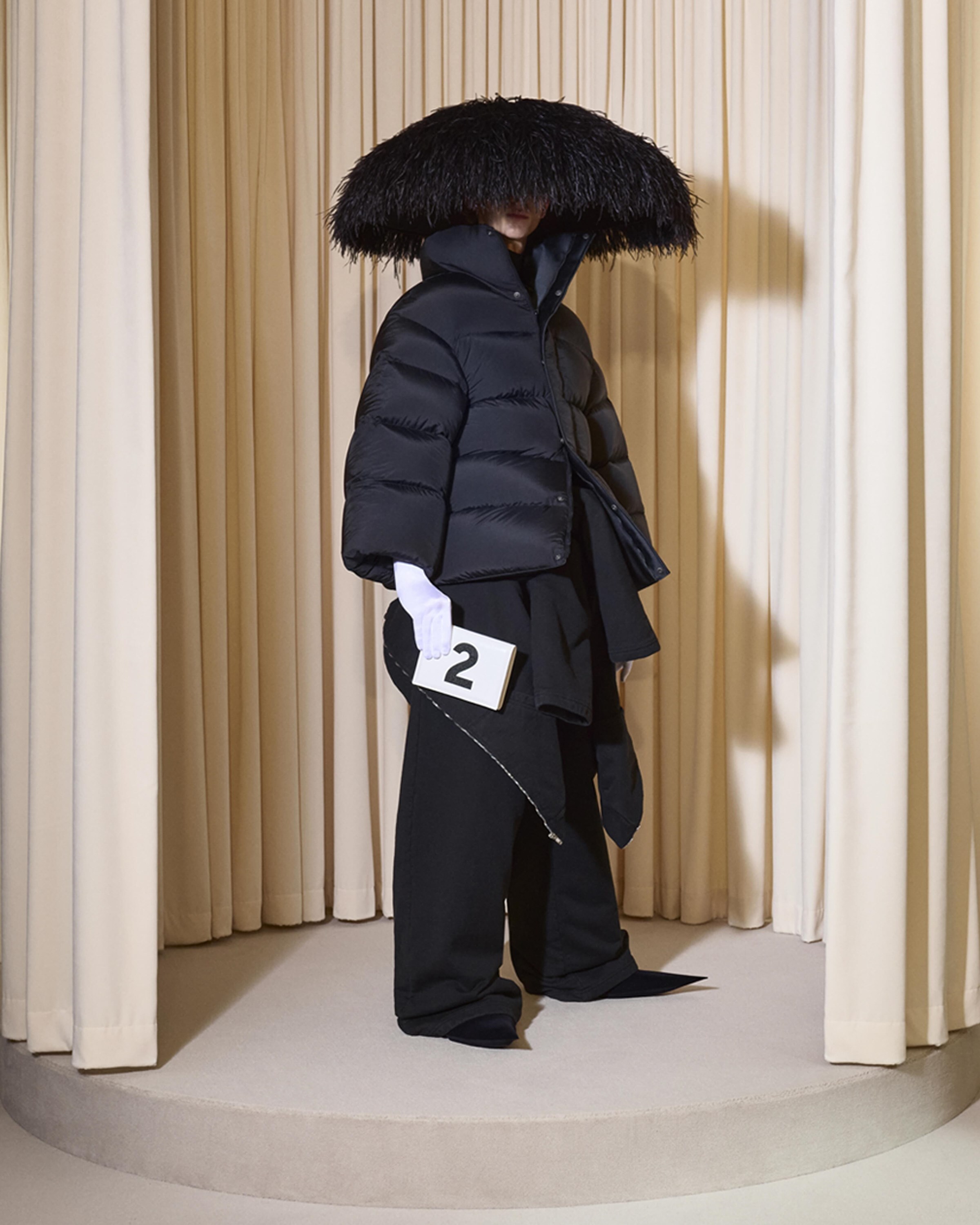 BALENCIAGA 53RD COUTURE LOOK 2 FRONT_LUKE