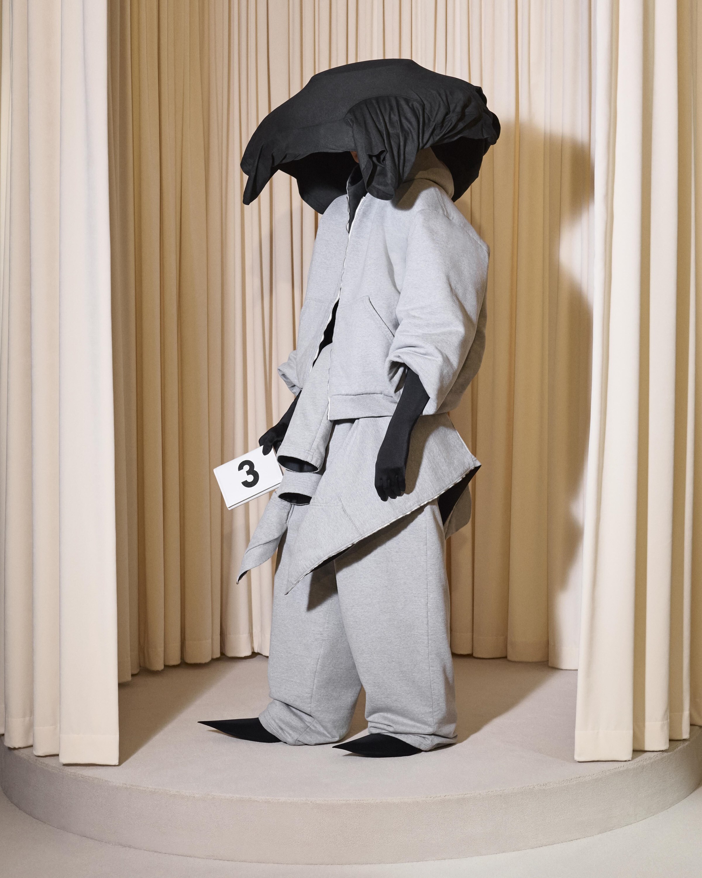 BALENCIAGA 53RD COUTURE LOOK 3 FRONT_JESSE