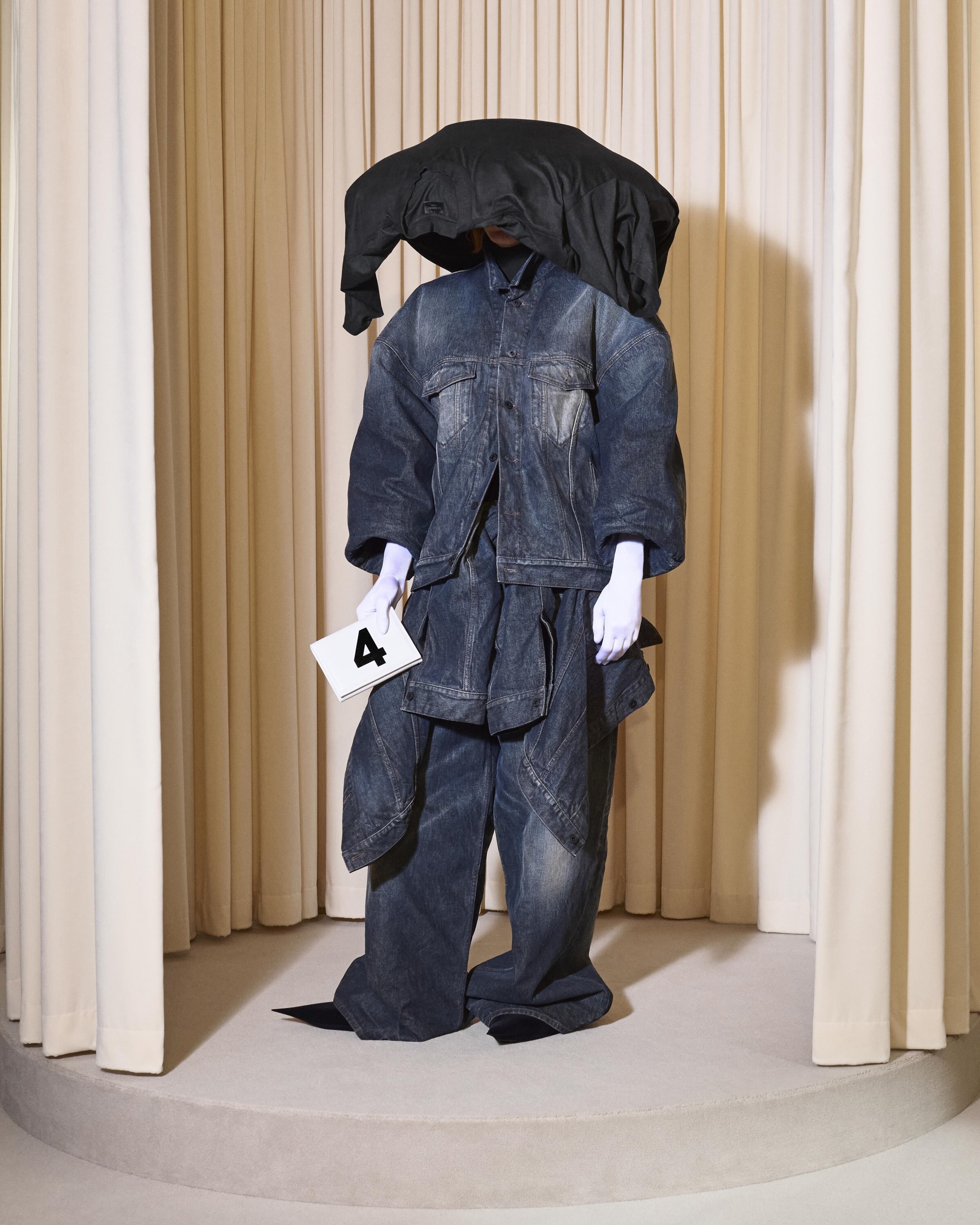 BALENCIAGA 53RD COUTURE LOOK 4 FRONT_VIGGO