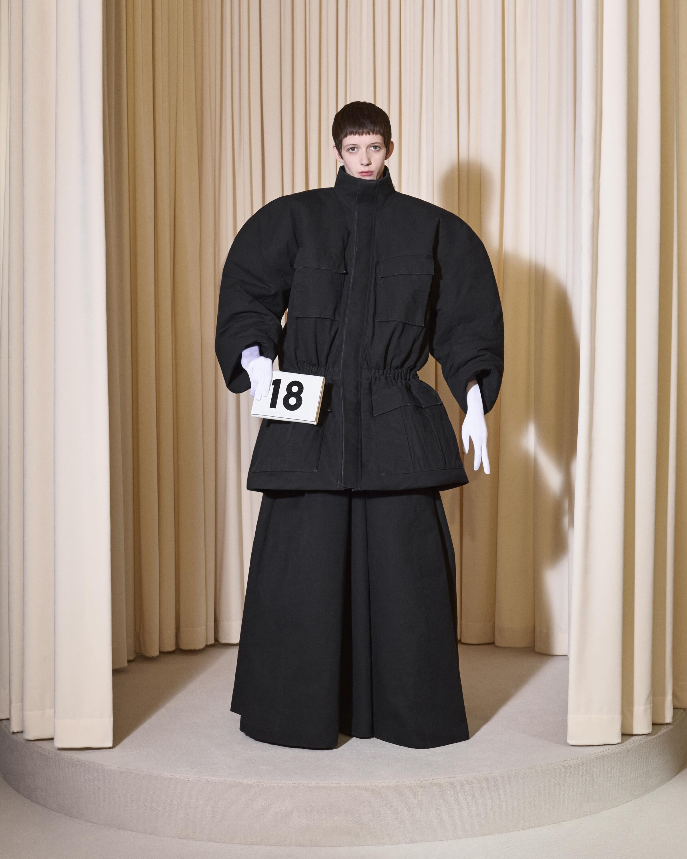 BALENCIAGA 53RD COUTURE LOOK 18 FRONT_ISABEL