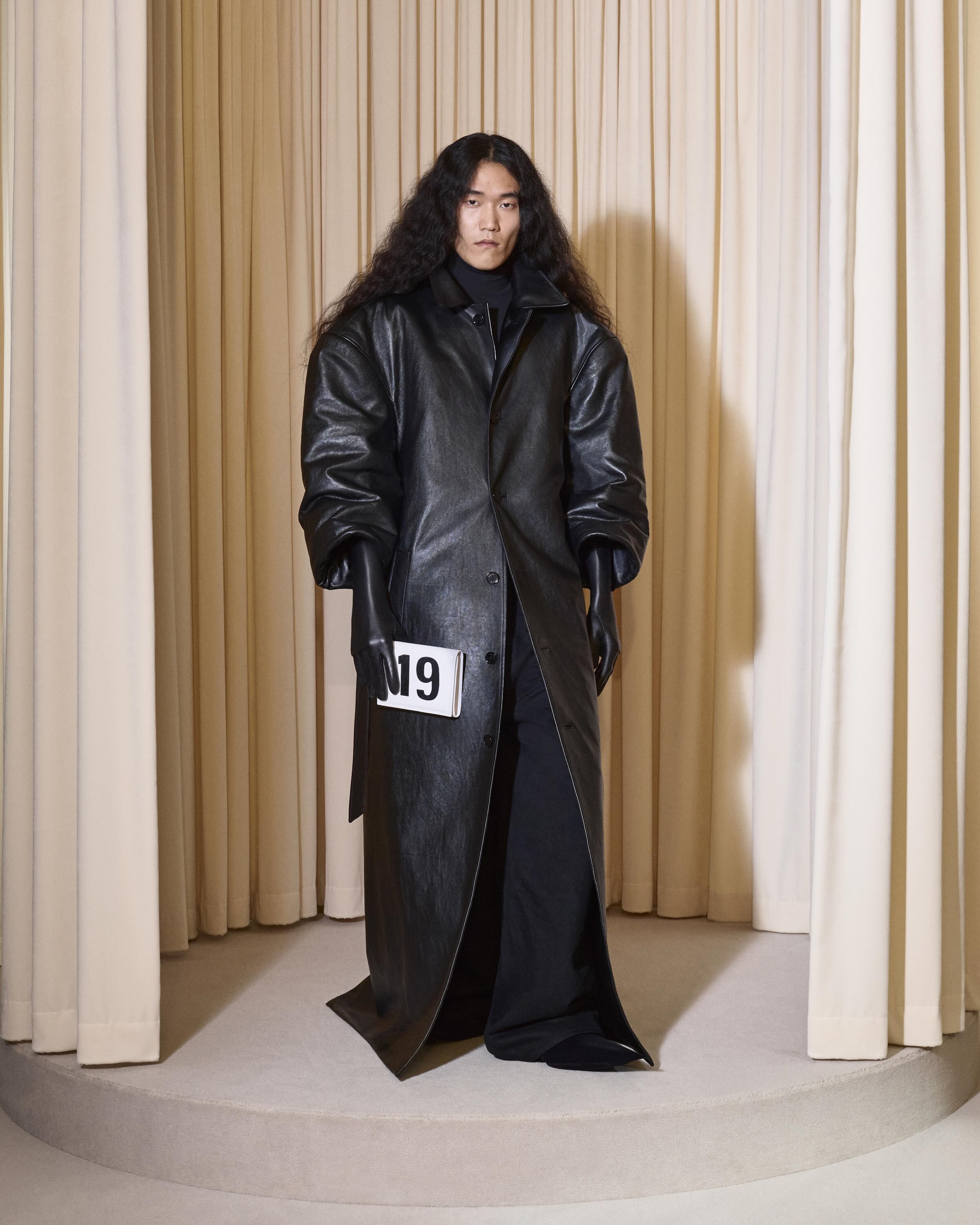 BALENCIAGA 53RD COUTURE LOOK 19 FRONT_BAEK