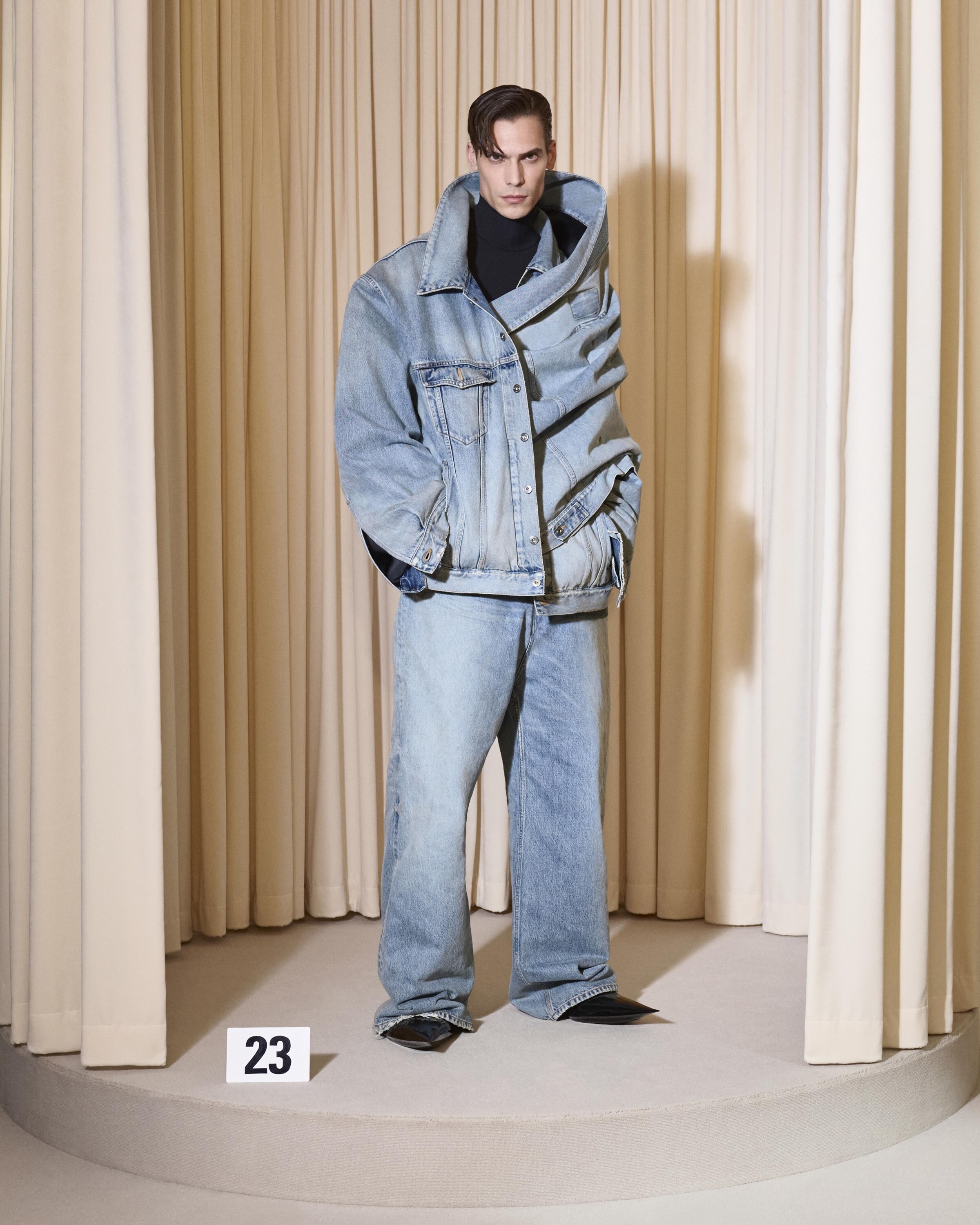 BALENCIAGA 53RD COUTURE LOOK 23 FRONT_MORITZ
