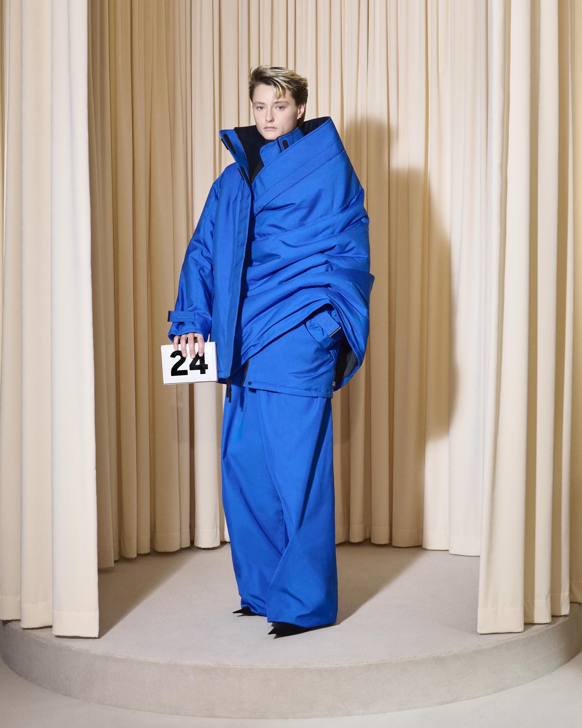 BALENCIAGA 53RD COUTURE LOOK 24 FRONT_LITAY