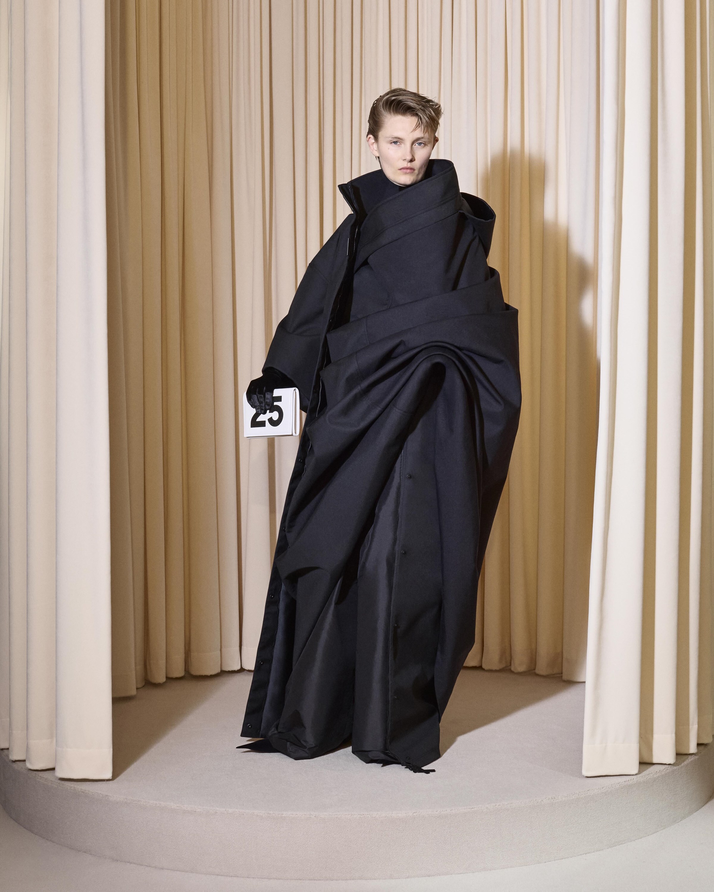 BALENCIAGA 53RD COUTURE LOOK 25 FRONT_EMILY