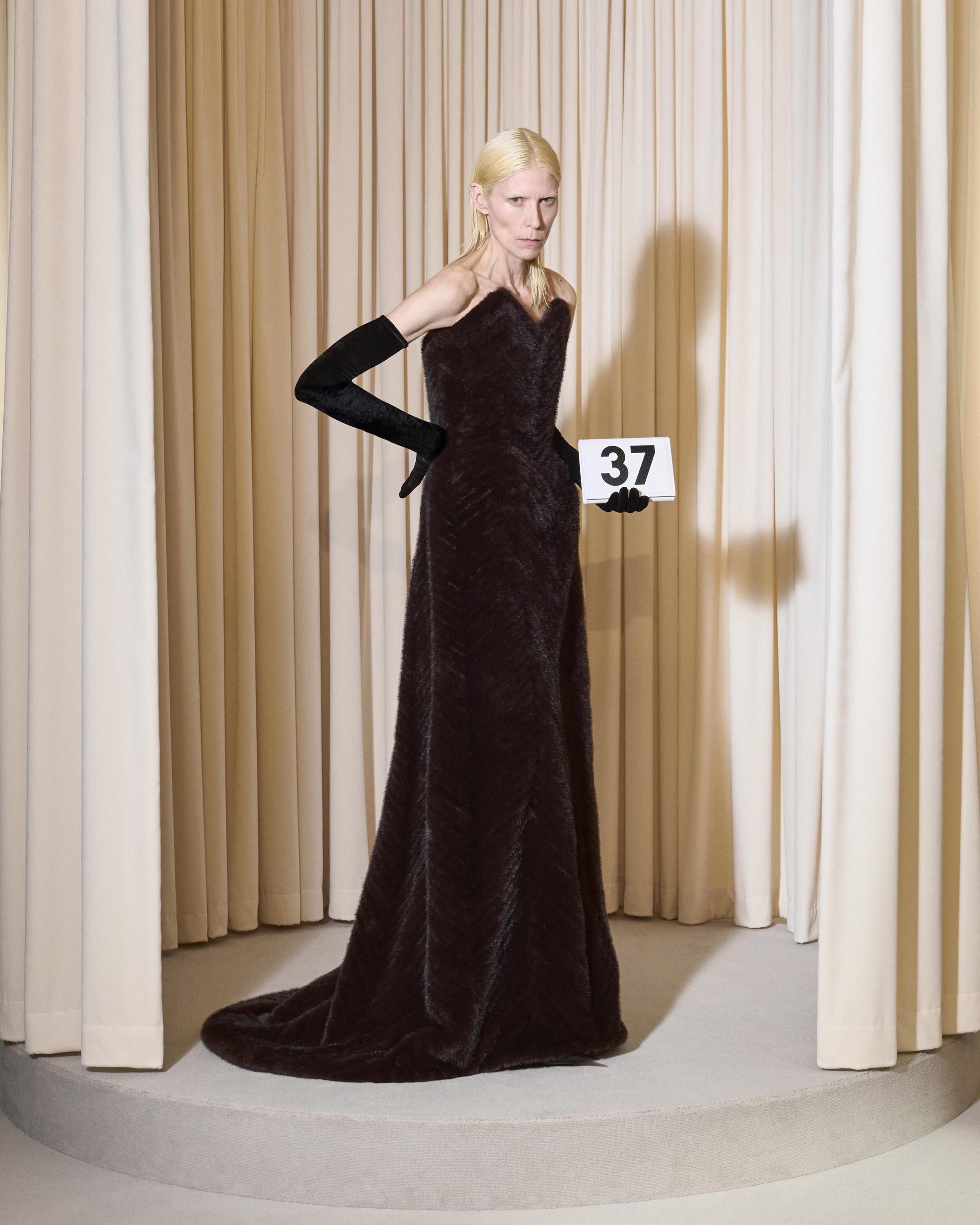 BALENCIAGA 53RD COUTURE LOOK 37 FRONT_MINTTU
