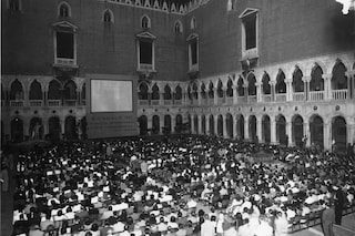 1 Pubblico nel cortile di Palazzo Ducale - foto Gi