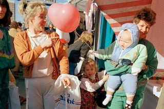 Tom Wood Photographer Mothers Daughters Sisters Arles 2019