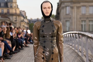 Ala&#239;a Winter-Spring 2023 show L&#233;opold S&#233;dar Senghor bridge