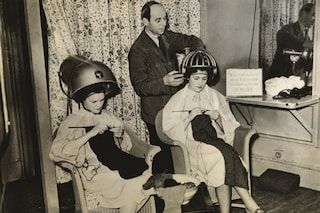 Knitting for the forces at the beauty salon, London, 1940. 