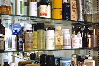 Andy-Warhol&#39;s-Medicine-Cabinet