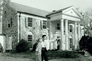 Elvis and a female friend outside his home Graceland in 1957