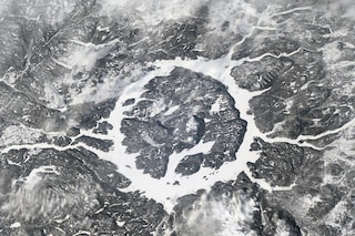 Manicouagan_crater_(ISS012E15880)