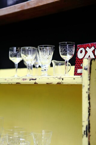 Glasses under the Little Bird arch