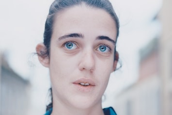 Mark Peckmezian's Intimate and “Utterly Simple” Portraits of