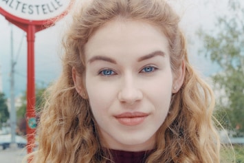 Mark Peckmezian's Intimate and “Utterly Simple” Portraits of