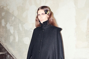 VERONIQUE BRANQUINHO ブラックストール Veronique Branquinho Fall 2015 Ready-to-Wear Collection | Vogue
