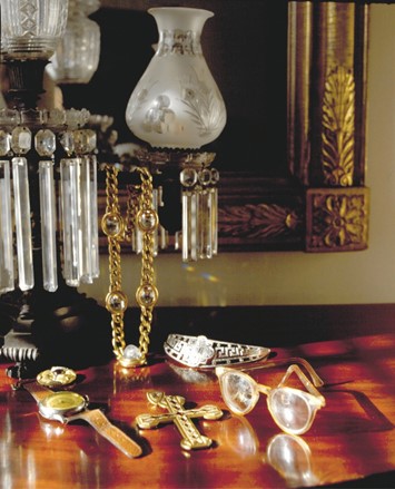 Andy-Warhol's-Jewelry-in-Bedroom