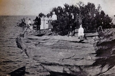 Turnip_Rock_-_1906_postcard