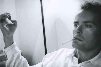 Autoportrait &#224; la cigarette, 1989 HG1812017