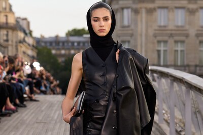 Ala&#239;a Winter-Spring 2023 show L&#233;opold S&#233;dar Senghor bridge