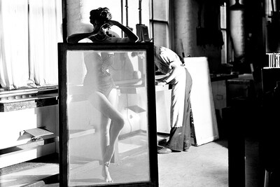 Barbara-Goalen-behind-a-printing-screen,-Lancashir