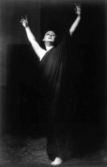 Isadora_Duncan_(grayscale)
