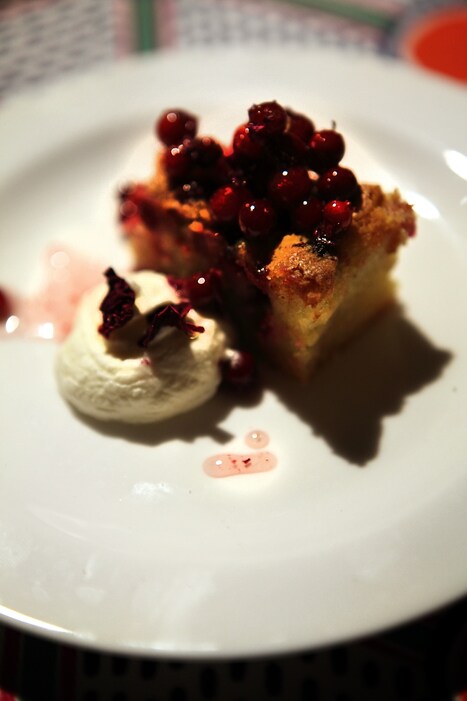 Lingonberry adn Helsinki rose cake