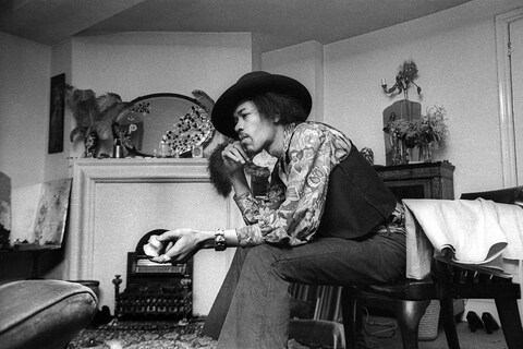 384B_38-Jimi-Hendrix-at-23-Brook-Street,-1969.-Cre