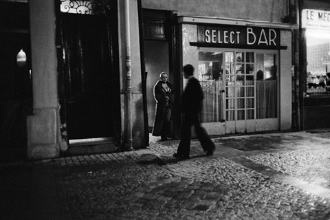 17. Blondine devant la Porte JEA-RDL-II-50-18A