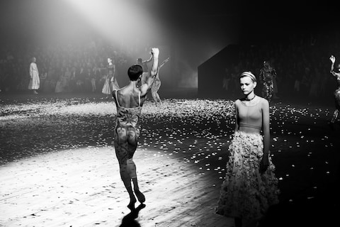 DIOR_RTW_SS19_PERFORMANCE_