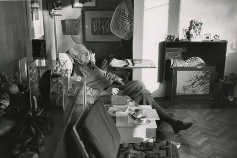 Andre Kertesz, Henry Moore seated in living room, 