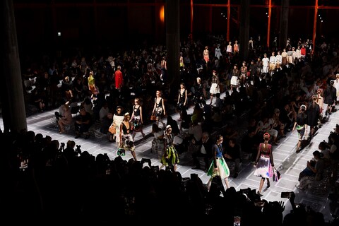 Prada Donna SS19_Final Parade 01