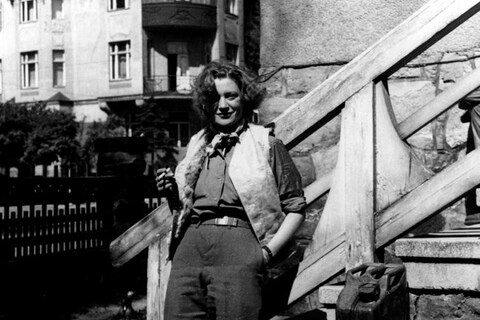 Copyright_LeeMillerArchives_Lee_Miller_with_the_es