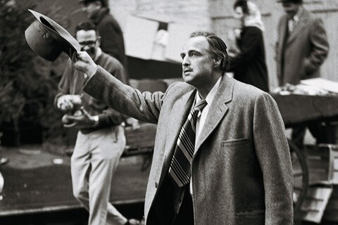 Steve Schapiro, Brando receives the applause of the onlooker