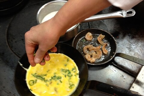 Sprinkling with green chilli rounds and spring onion slices