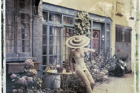 &#39;4pm in London&#39; in Philip Treacy and Cadolle (2009)