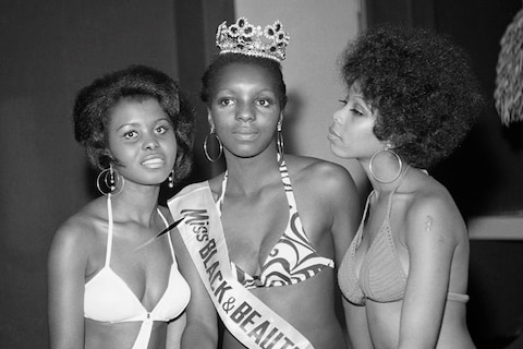 Miss Black &amp; Beautiful with fellow contestants