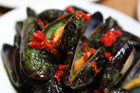 Grilled mussels with chili and pesto
