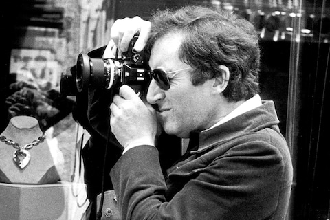 Peter Sellers before the display window of the Bulgari shop 