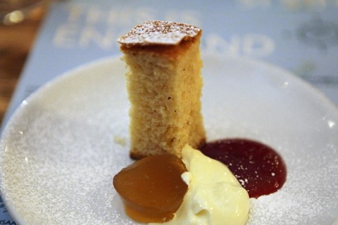Scone cake with tea jelly and raspberry jam