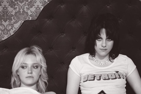 Film still of Dakota Fanning and Kristen Stewart in The Runa