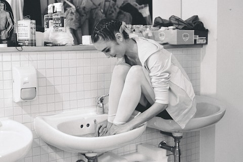 Mary-McCartney-Ballerina-in-Sink,-London,-2004-&#169;-M