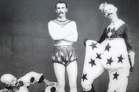 Hobart as a mime named Smutty in a two-man production of Hen